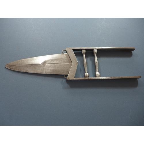 382 - AN INDIAN THREE BLADED SPLIT KATAR KNIFE SET - INNER BLADE 17 CM, OUTER BLADES 20 CM