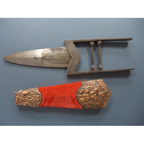 383 - AN INDIAN THREE BLADED SPLIT KATAR KNIFE SET - INNER BLADE 15 CM, OUTER BLADES 18.5 CM