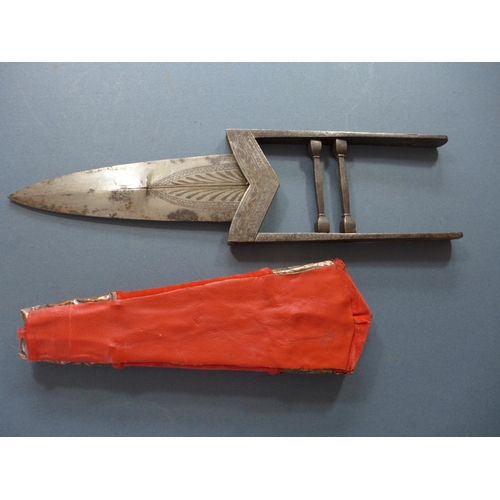 383 - AN INDIAN THREE BLADED SPLIT KATAR KNIFE SET - INNER BLADE 15 CM, OUTER BLADES 18.5 CM