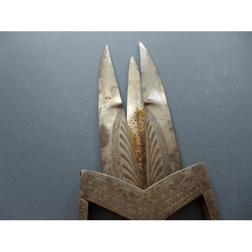 383 - AN INDIAN THREE BLADED SPLIT KATAR KNIFE SET - INNER BLADE 15 CM, OUTER BLADES 18.5 CM