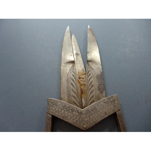 383 - AN INDIAN THREE BLADED SPLIT KATAR KNIFE SET - INNER BLADE 15 CM, OUTER BLADES 18.5 CM