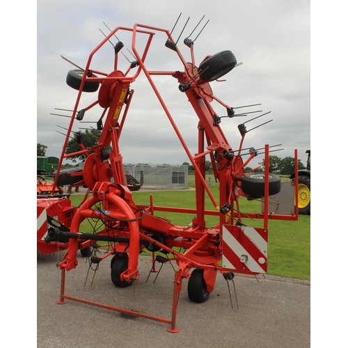 58 - A 2013 KUHN GF6502 6 TURRET TEDDING MACHINE WITH INSTRUCTION BOOK/MANUAL