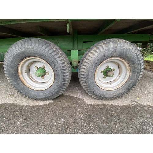 76 - A 24 FOOT TANDEM AXLE BALE TRAILER WITH CHEQUER PLATE FLOORS AND ON 12.5/80 15.3 14PLY TYRES ON A RO... 