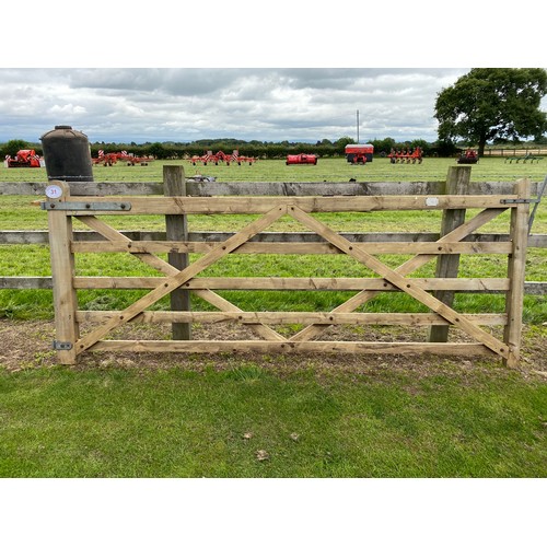 31 - WOODEN GATE APPROX. 10'