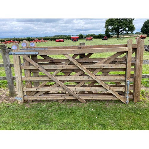 33 - LOTS 33,  33A  +33B THREE 8' WOODEN GATES.
BUYER HAS THE OPTION TO PURCHASE ALL THREE 
SOLD EACH IN ... 