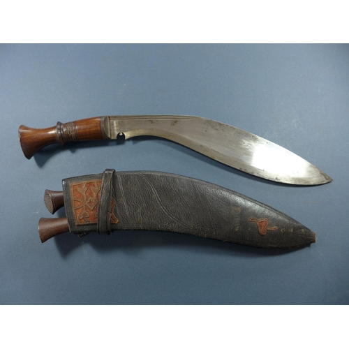 390 - A KUKRI KNIFE WITH SCABBARD - 28 CM BLADE