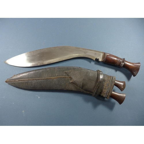 390 - A KUKRI KNIFE WITH SCABBARD - 28 CM BLADE