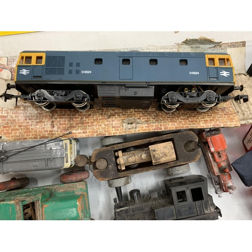 104 - VARIOUS TRAIN ITEMS TO INLCUDE AN 0 GAUGE LOCO,  HORNBY CLOCKWORK LOCO NO2 BOX AND FURTHER TRAINS