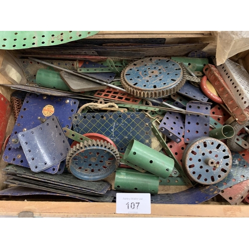 107 - A WOODEN BOX OF VINTAGE MECCANO