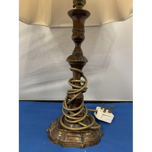 135 - A BRASS TABLE LAMP WITH CREAM FABRIC SHADE IN WORKING ORDER