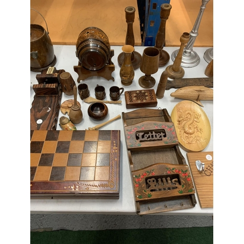 14 - A LARGE COLLECTION OF TREEN AND WOODEN ITEMS TO INCLUDE A CHESS BOARD, LETTER RACK, CANDLE STICKS, B... 