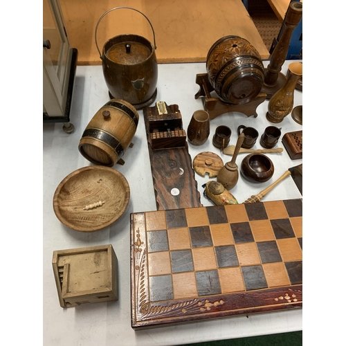 14 - A LARGE COLLECTION OF TREEN AND WOODEN ITEMS TO INCLUDE A CHESS BOARD, LETTER RACK, CANDLE STICKS, B... 