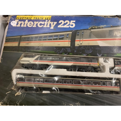 143 - AN INTERCITY 225 TO INCLUDE TWO ENGINES AND TWO CARRIAGES