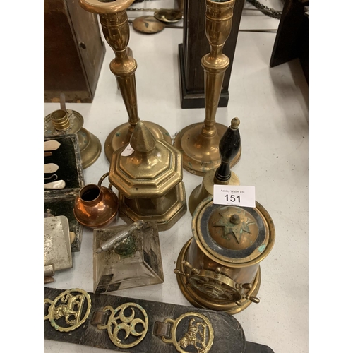 151 - VARIOUS ITEMS OF BRASSWARE TO INCLUDE CANDLE STICKS, HORSE BRASSES, CLOCK MECHANISM, TRINKET BOXES E... 