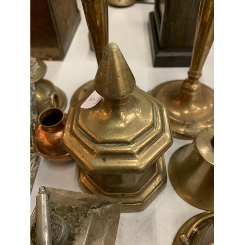 151 - VARIOUS ITEMS OF BRASSWARE TO INCLUDE CANDLE STICKS, HORSE BRASSES, CLOCK MECHANISM, TRINKET BOXES E... 