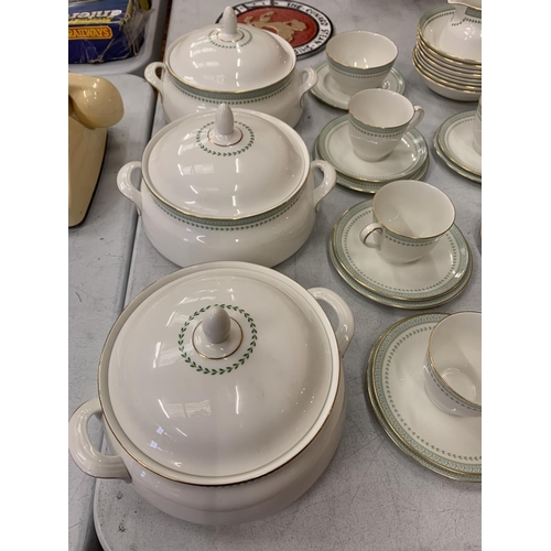 159 - A LARGE COLLECTION OF ROYAL DOULTON 'BERKSHIRE' DINNER WARE TO INCLUDE DINNER PLATES, DISHES, SERVIN... 