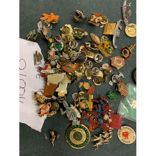 181 - A LARGE LOT OF METAL PIN BADGES, KEYRINGS ETC.