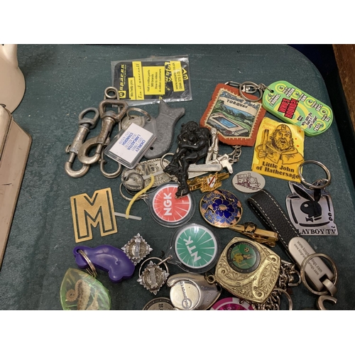 181 - A LARGE LOT OF METAL PIN BADGES, KEYRINGS ETC.