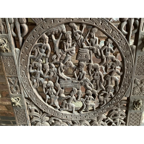 201 - A DECORATIVE ORIENTAL HAND CARVED HARDWOOD SCREEN/DOOR