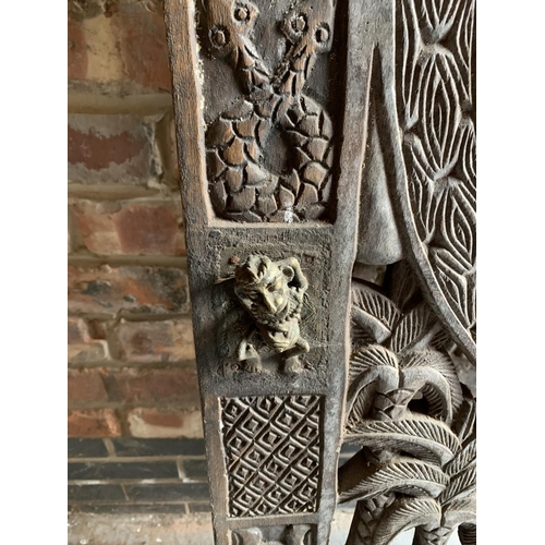 201 - A DECORATIVE ORIENTAL HAND CARVED HARDWOOD SCREEN/DOOR