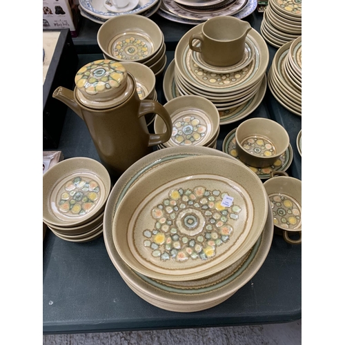 70 - A LARGE COLLECTION OF 106 ITEMS OF FRANCISCAN REFELCTIONS RETRO DINNER WARE TO INCLUDE PLATES. CUPS,... 