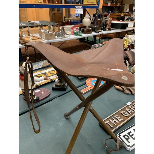 80 - A VINTAGE FRENCH LEATHER SHOOTING SEAT