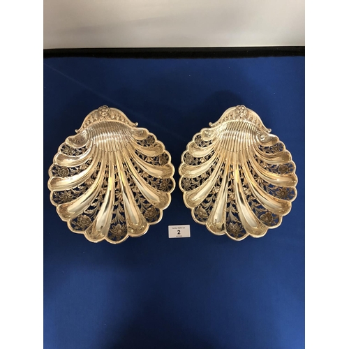 2 - A GOOD QUALITY PAIR OF WALKER & HALL SHEFFIELD SILVER SCALLOP SERVING DISHES WITH PIERCED FLORAL DEC... 