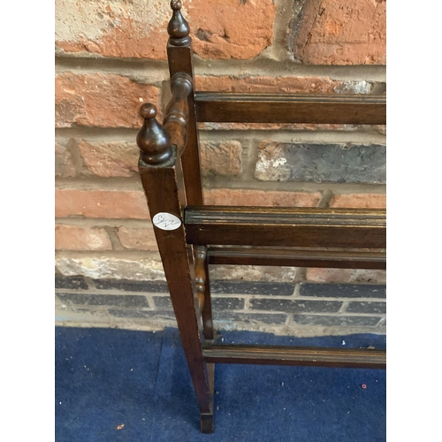 288 - A GEORGIAN WOODEN TOWEL RAIL