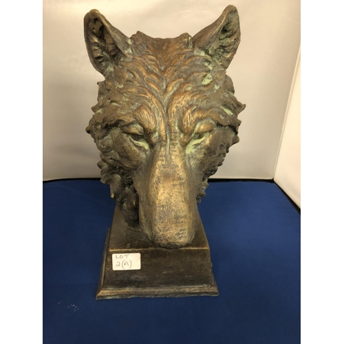 2A - AN IMPRESSIVE CAST STONE WOLF BUST WITH BRONZE EFFECT 38 CM TALL