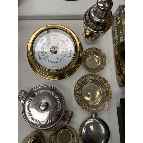 121 - A COLLECTION OF EPNS, METAL AND BRASSWARE TO INCLUDE SPOONS, DISHES, JUGS, BOWLS, BAROMETER ETC