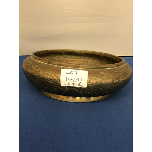 14A - AN EARLY 20TH CENTURY CHINESE BRONZE DISH/SENSOR WITH SIX SYMBOL CHARACTER MARK TO UNDERSIDE, 14CM D... 