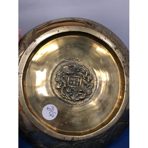 14A - AN EARLY 20TH CENTURY CHINESE BRONZE DISH/SENSOR WITH SIX SYMBOL CHARACTER MARK TO UNDERSIDE, 14CM D... 