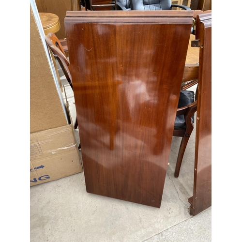 2151 - AN EXTENDING MAHOGANY DINING TABLE ON TURNED SUPPORTS AND BRASS CASTER, WITH TWO EXTRA LEAVES