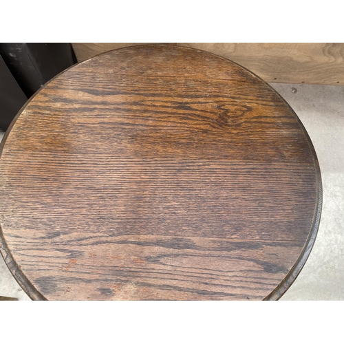 2157 - A SMALL CIRCULAR OAK COFFEE TABLE