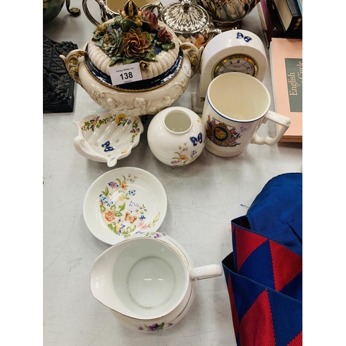 138 - A QUANTITY OF POTTERY TO INCLUDE A SADLER TEA SET, AYNSLEY ETC