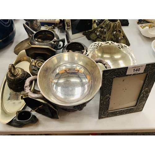 140 - A QUANTITY OF METALWARE TO INCLUDE PLATE, PEWTER BOWLS, FRAME ETC