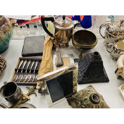 140 - A QUANTITY OF METALWARE TO INCLUDE PLATE, PEWTER BOWLS, FRAME ETC