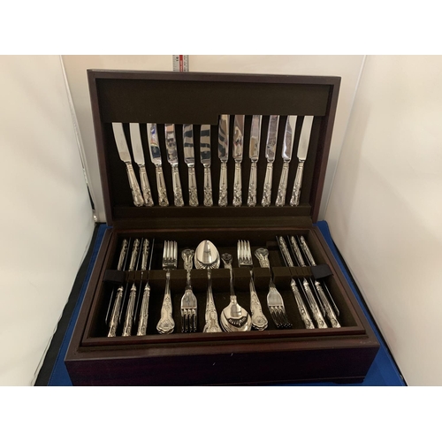 17 - AN ARTHUR PRICE KINGS DESIGN MAHOGANY CASED  CANTEEN OF CUTLERY (DAMAGE TO CASE)