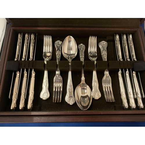 17 - AN ARTHUR PRICE KINGS DESIGN MAHOGANY CASED  CANTEEN OF CUTLERY (DAMAGE TO CASE)