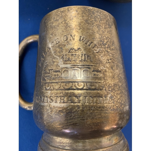 31 - VARIOUS METAL ITEMS TO INCLUDE A 'PALACE ON WHEELS INDIA' TANKARD, BRASS BOWLS ETC