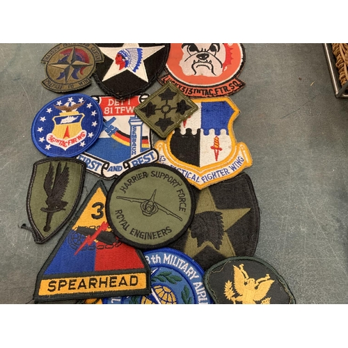 75 - A COLLECTION OF VARIOUS FABRIC BADGES TO INCLUDE MILITARY EXAMPLES