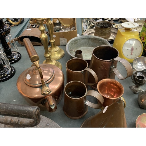 77 - VARIOUS ITEMS OF METALWARE TO INCLUDE BRAAS CANDLESTICKS, COPPER ITEMS ETC