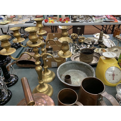 77 - VARIOUS ITEMS OF METALWARE TO INCLUDE BRAAS CANDLESTICKS, COPPER ITEMS ETC