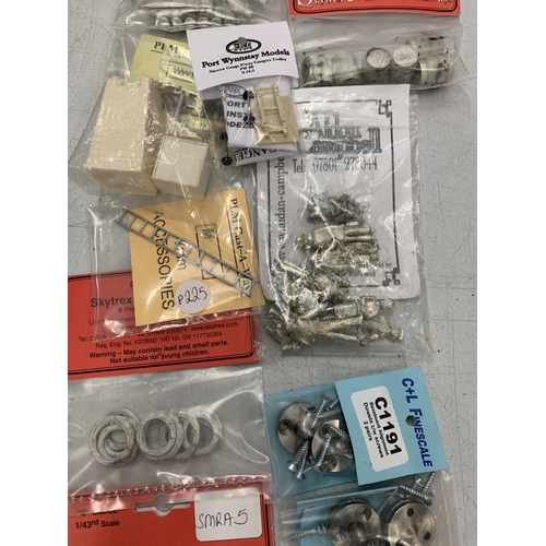 350 - A QUANTITY OF MODEL RAILWAY ACCESSORIES TO INCLUDE FIGURES, SACKS, BARRELS ETC