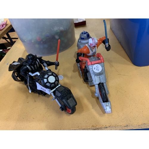 432 - TWO STARWARS MODELS TO INCLUDE DARTH VADER ON A MOTORBIKE AND LUKE SKYWALKER WITH R2D2 ALSO ON A MOT... 