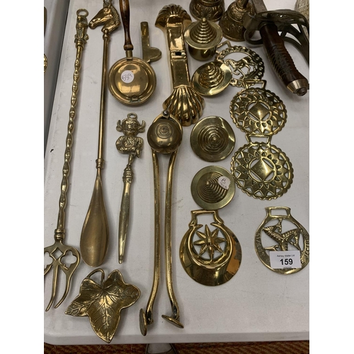 159 - A LARGE COLLECTION OF BRASS ITEMS TO INCLUDE CANDLESTICKS, HORSE BRASSES, SHOE HORN, TOASTING FORK, ... 