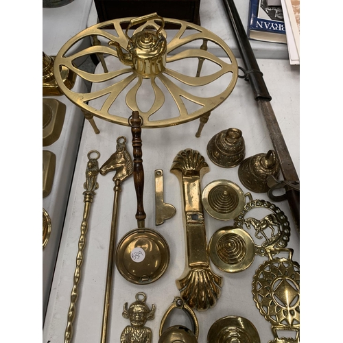 159 - A LARGE COLLECTION OF BRASS ITEMS TO INCLUDE CANDLESTICKS, HORSE BRASSES, SHOE HORN, TOASTING FORK, ... 