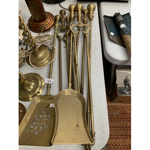 179 - A COLLECTION OF METALWARE MAINLY BRASS TO INCLUDE LAMPS, FIRE TOOLS ETC