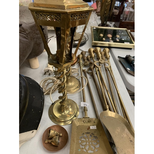 179 - A COLLECTION OF METALWARE MAINLY BRASS TO INCLUDE LAMPS, FIRE TOOLS ETC