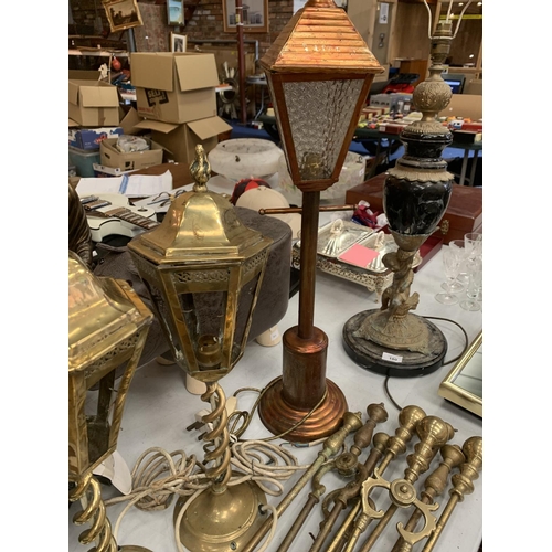 179 - A COLLECTION OF METALWARE MAINLY BRASS TO INCLUDE LAMPS, FIRE TOOLS ETC